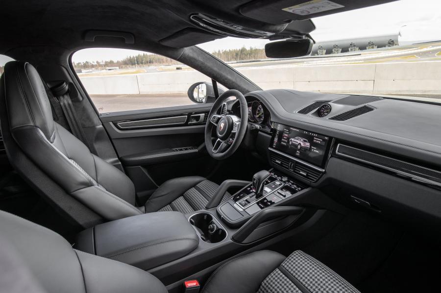 Интерьер Porsche Cayenne E-Hybrid Coupe 2019 года  (WW) (фото 25 из 25)